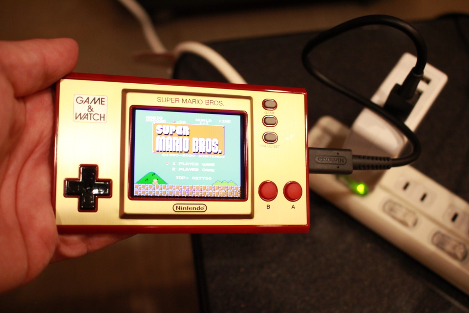 任天堂の携帯型ゲーム機「ゲーム&ウオッチ スーパーマリオブラザーズ
