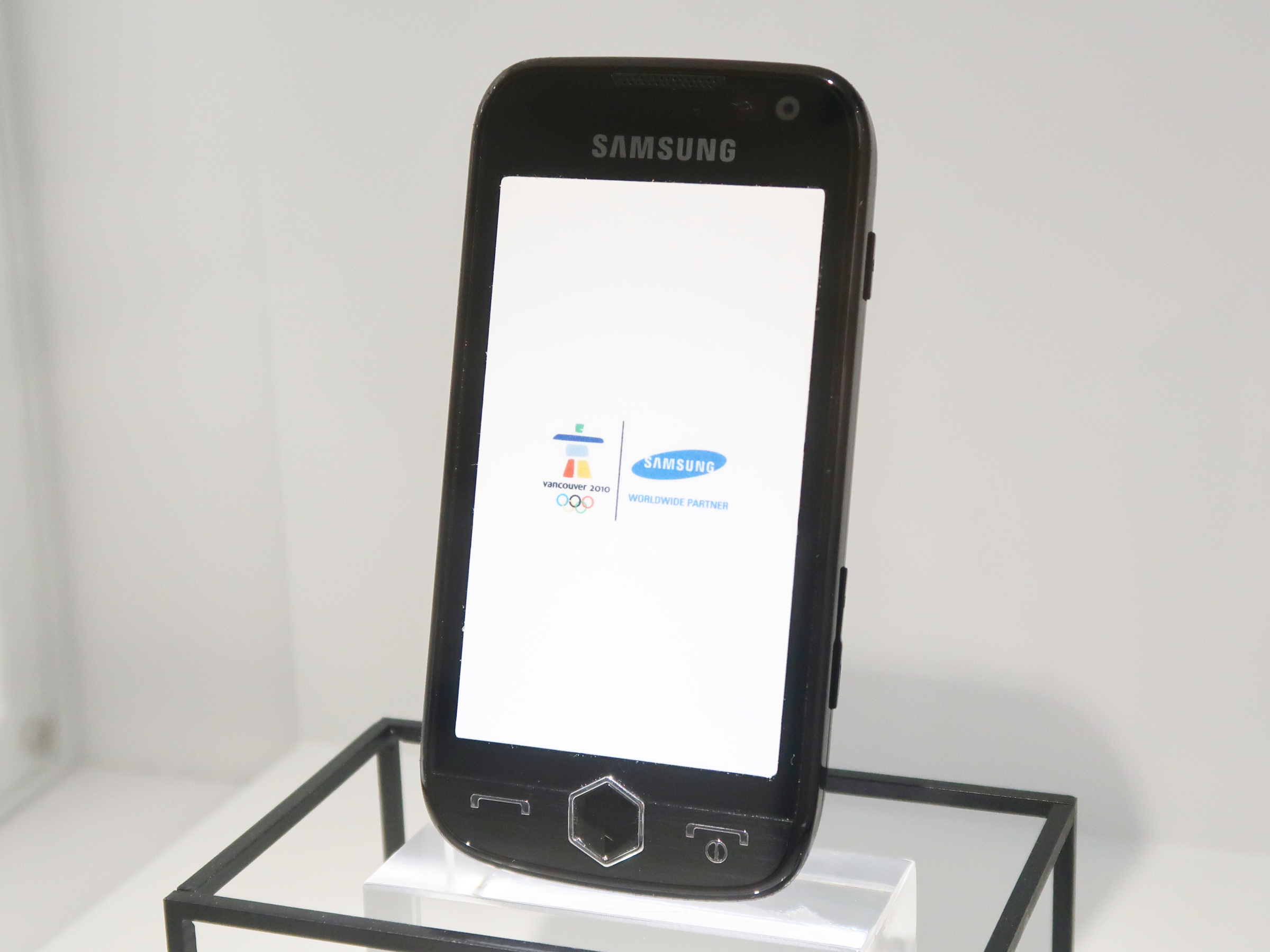 開催地の楽しみ 旗艦店 Galaxy Harajuku で歴代オリンピックスマホ ケータイ展示を楽しもう Fold3やflip3も展示開始 レポート S Max