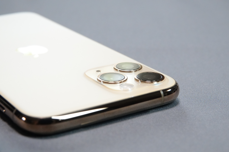 Iphone 11 Proを開封レビュー 背面の3眼カメラ周りやマットガラスの質感など 外観の気になる部分をiphone Xsと比較しつつ徹底チェック レポート S Max