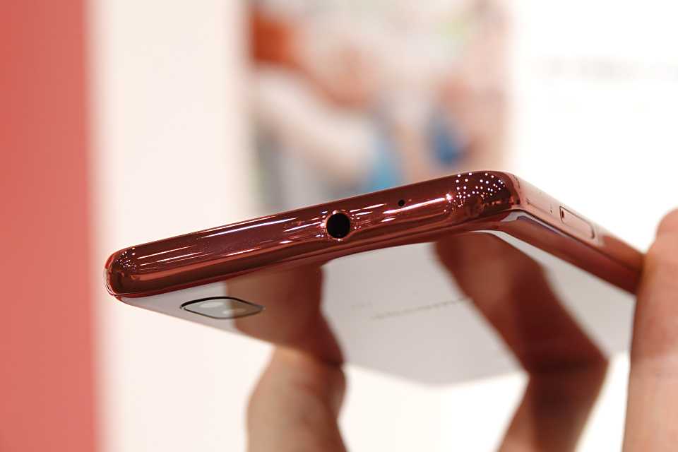 カメラや電池持ちが強化 Nttドコモの約2万円と低価格なスタンダードスマホ Galaxy 1 Sc 42a を写真で紹介 レポート S Max