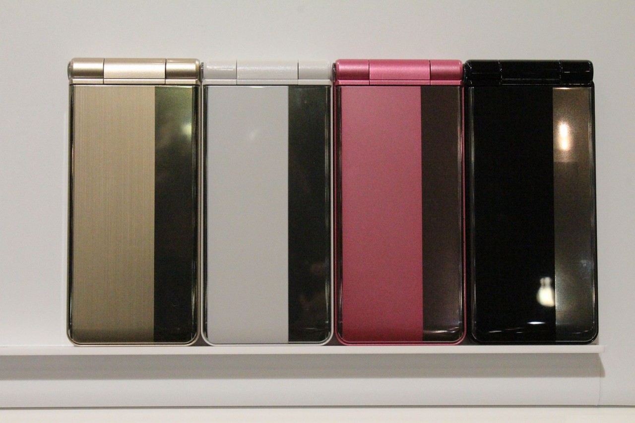 大容量バッテリーやおサイフケータイ対応と基本機能が充実 Iモードケータイ P 01g を写真と動画でチェック レポート S Max