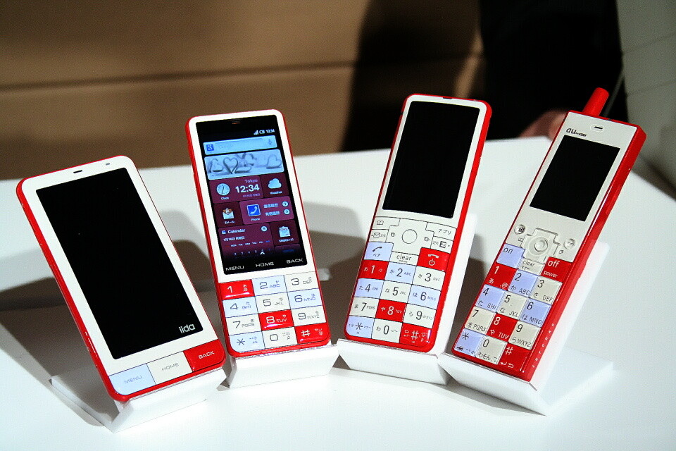 クラシックなbarスタイルで文字入力が10キーでもできる Iidaブランドのスマートフォン Infobar C01 を写真と動画でチェック 歴代の Infobarも集合 レポート S Max クラシックなbarスタイルで文字入力が10キーでもできる Iidaブランドのスマートフォン Infobar C01 を写真と動画でチェック 歴代の Infobarも集合 レポート S Max
