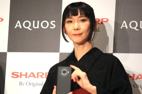 ソフトバンク、SoftBank向け新プレミアムスマホ「AQUOS R8 pro」を7月