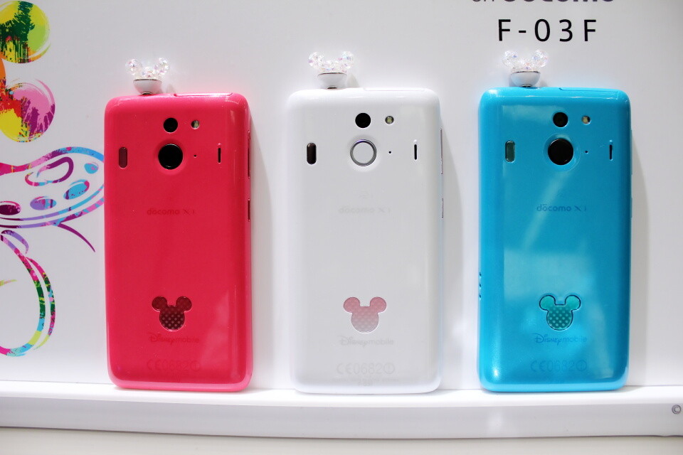 さらにディズニーコンテンツが満載 スマホピアスにも対応した富士通製のディズニースマホ Desney Mobile On Docomo F 03f を写真と動画でチェック レポート S Max