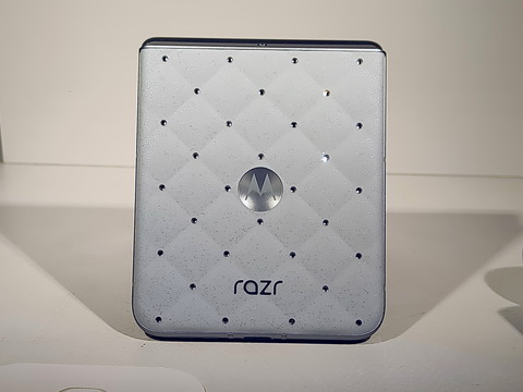 20250930_motorola_razr60_22_1200