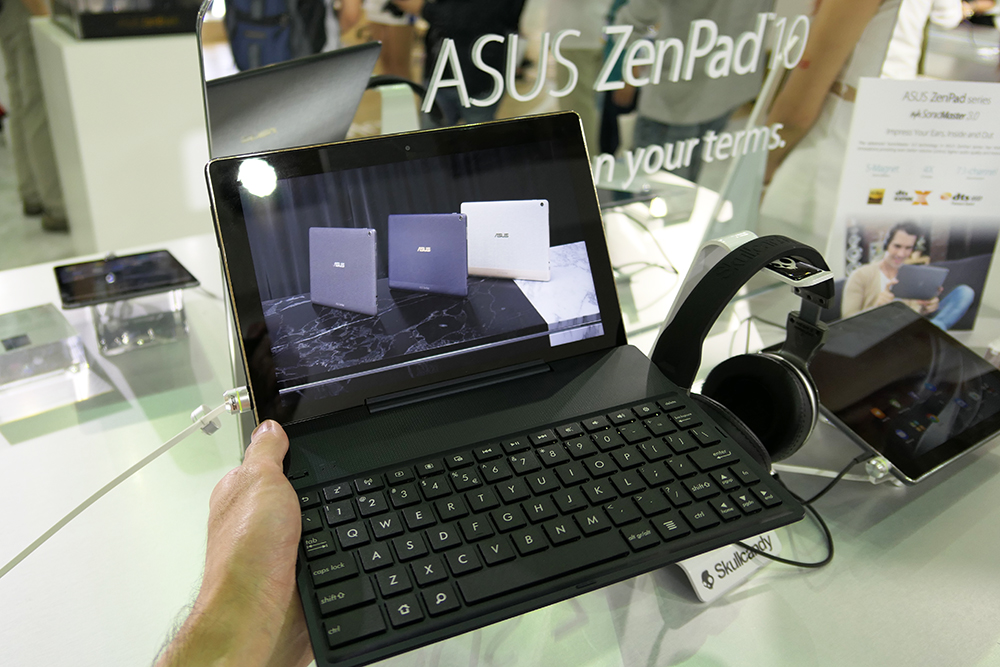 専用ドッキング式キーボードで使い方の幅がさらに広がる 技適マークもあったasusの最新タブレット Zenpad 10 Z301ml Z301mfl を写真で紹介 レポート S Max