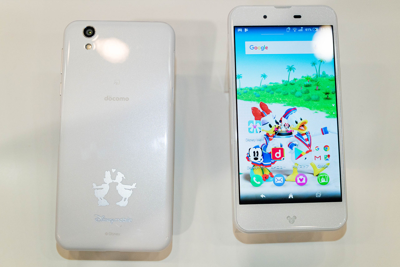 テーマが夏の新色ホワイト追加 初のドナルド デイジーデザインのディズニースマホ Disney Mobile On Docomo Dm 01j を写真でチェック レポート S Max
