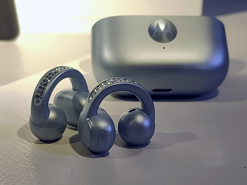 20250930_motorola_razr60_23_1200