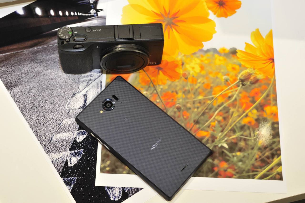 リコー Gr Certified 取得でカメラ機能がパワーアップ 5 5インチフルhd液晶搭載狭額縁デザインのドコモスマホ Aquos Zeta Sh 01g の気になる価格は S Max リコー Gr Certified 取得でカメラ機能がパワーアップ 5 5インチフルhd液晶搭載狭額縁デザインのドコモスマホ Aquos Zeta Sh 01g の気になる価格は S Max