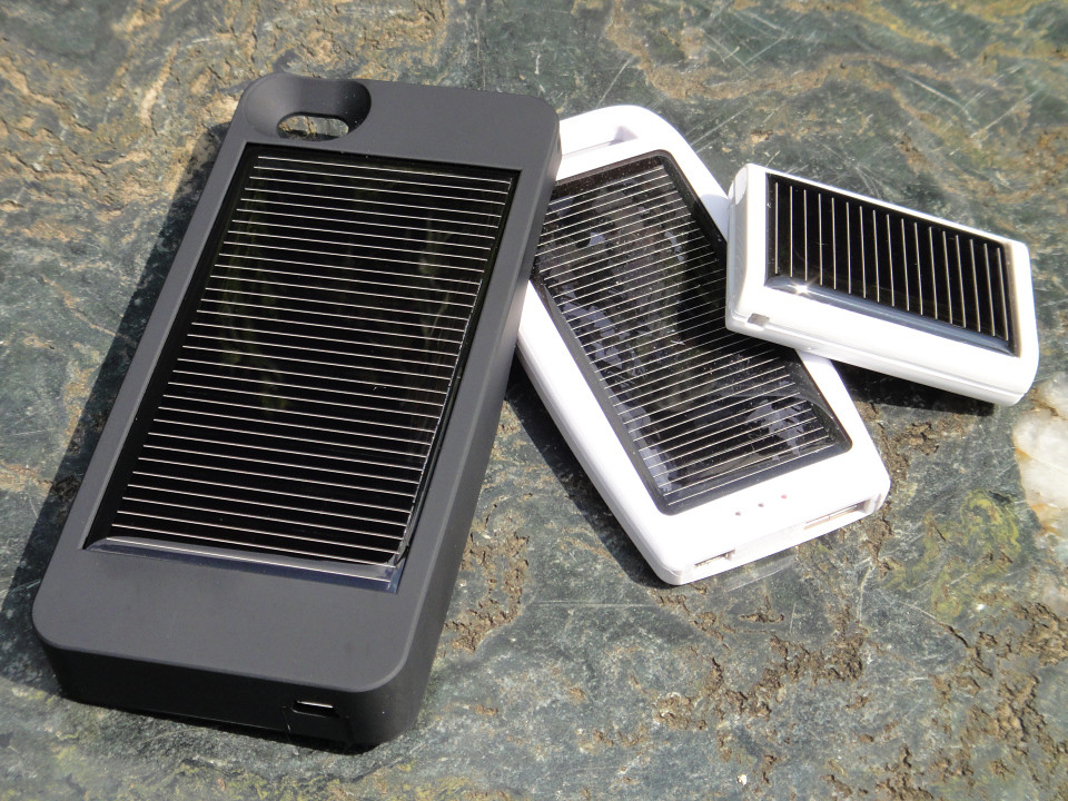ソーラーパワーでiphone 4をパワーアップ Iphone 4に装着したまま使えるソーラー充電器 ソーラーチャージ ジャケット4 キワモノガジェット通信 S Max