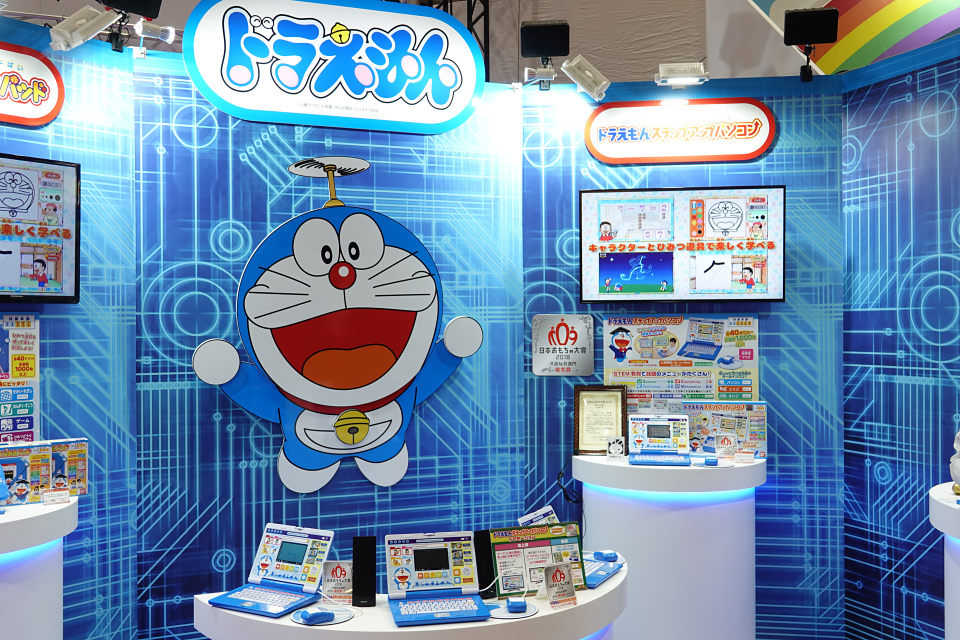 東京おもちゃショー18 ドラえもんと一緒に楽しくパソコン操作やプログラミングを覚えられる ドラえもんステップアップパソコン を写真で紹介 レポート S Max 東京おもちゃショー18 ドラえもんと一緒に楽しくパソコン操作やプログラミングを覚えられる ドラえもんステップアップパソコン を写真で紹介 レポート S Max