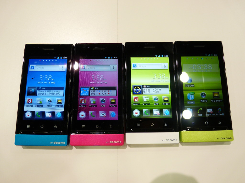 コンパクトでカラフルなスマホ誕生 ドコモスマートフォン P 01d を写真と動画でチェック レポート S Max