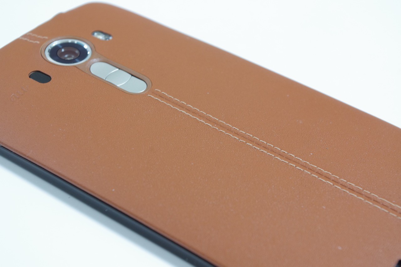Au向けスマホ Isai Vivid Lgv32 の新色 レザーブラウン と レザーブラック が発売 本物の牛革を使用した高い質感を写真でチェック レビュー S Max