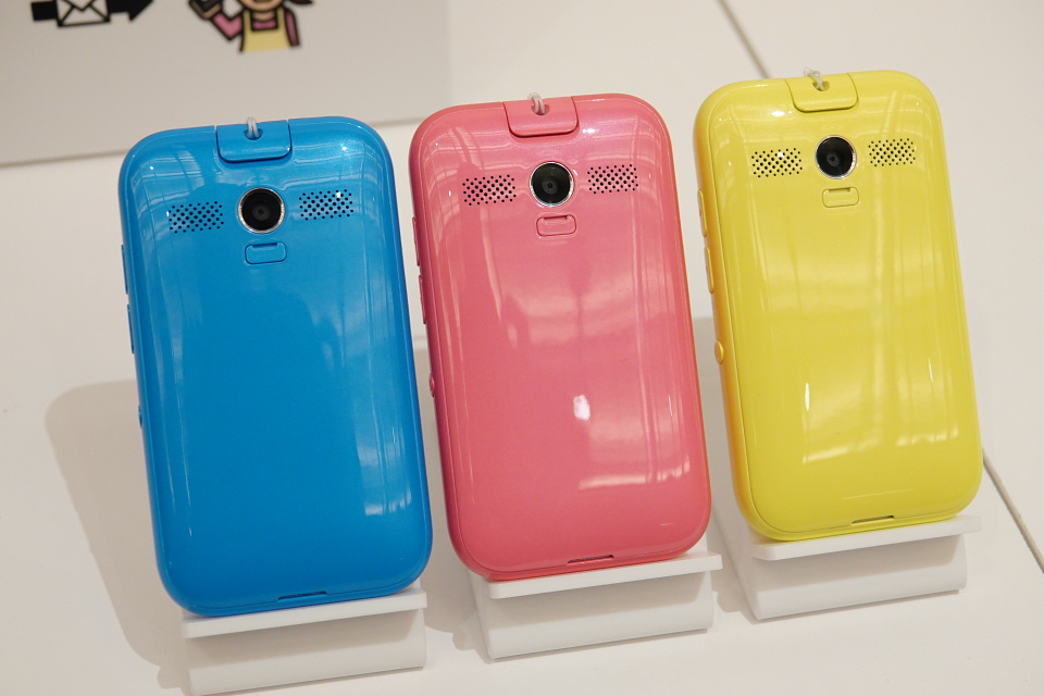 ソフトバンクの子供向けケータイ キッズフォン 701zt を写真で紹介 タッチパネルuiと豊富なデコレーションアイテムで遊べるカメラ機能でスマホ風に大進化 レポート S Max ソフトバンクの子供向けケータイ キッズフォン 701zt を写真で紹介 タッチパネルuiと豊富なデコレーションアイテムで遊べるカメラ機能でスマホ風に大進化 レポート S Max