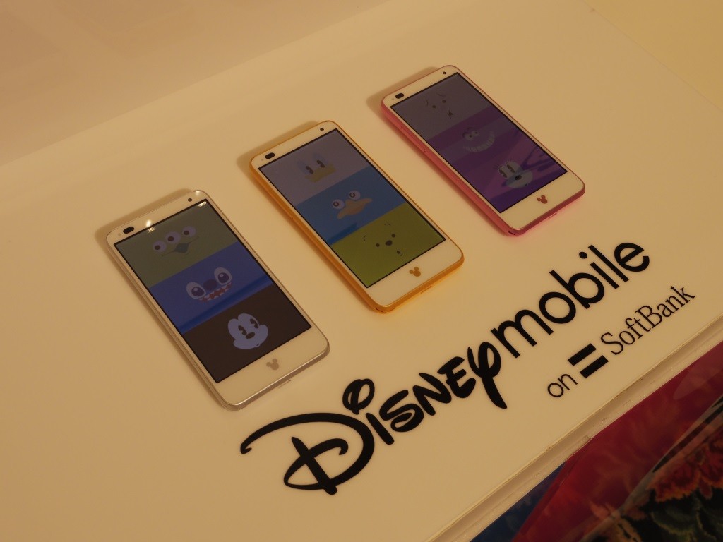 軽くてちょーかわいい Softbank 4gや防水などに対応した京セラ初のディズニースマホ Disney Mobile On Softbank Dm015k を写真でチェック レポート S Max