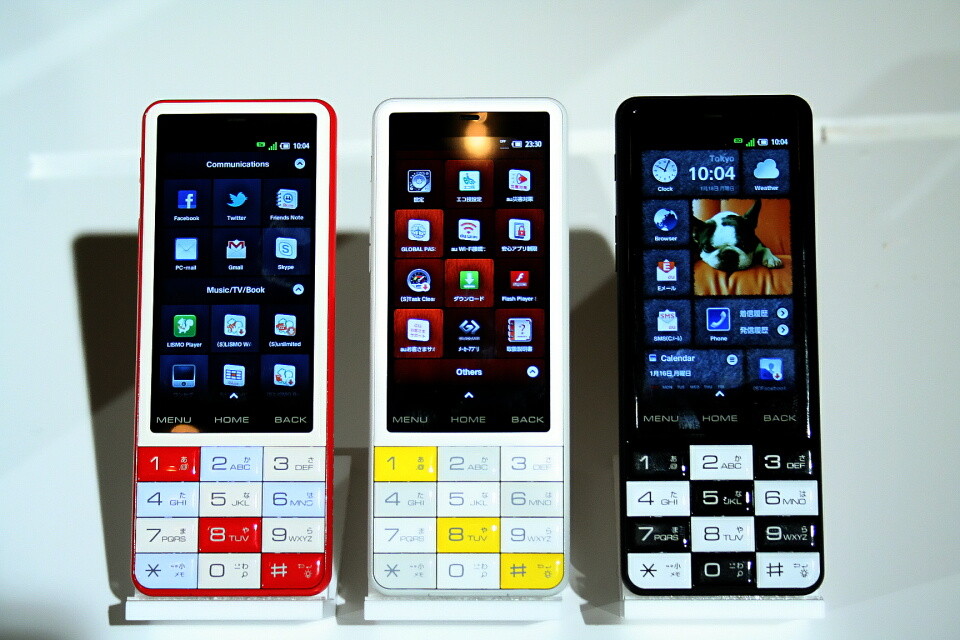 クラシックなbarスタイルで文字入力が10キーでもできる Iidaブランドのスマートフォン Infobar C01 を写真と動画でチェック 歴代の Infobarも集合 レポート S Max