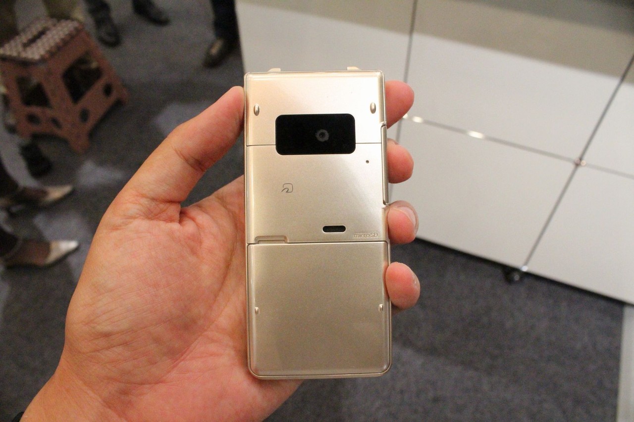 大容量バッテリーやおサイフケータイ対応と基本機能が充実 Iモードケータイ P 01g を写真と動画でチェック レポート S Max