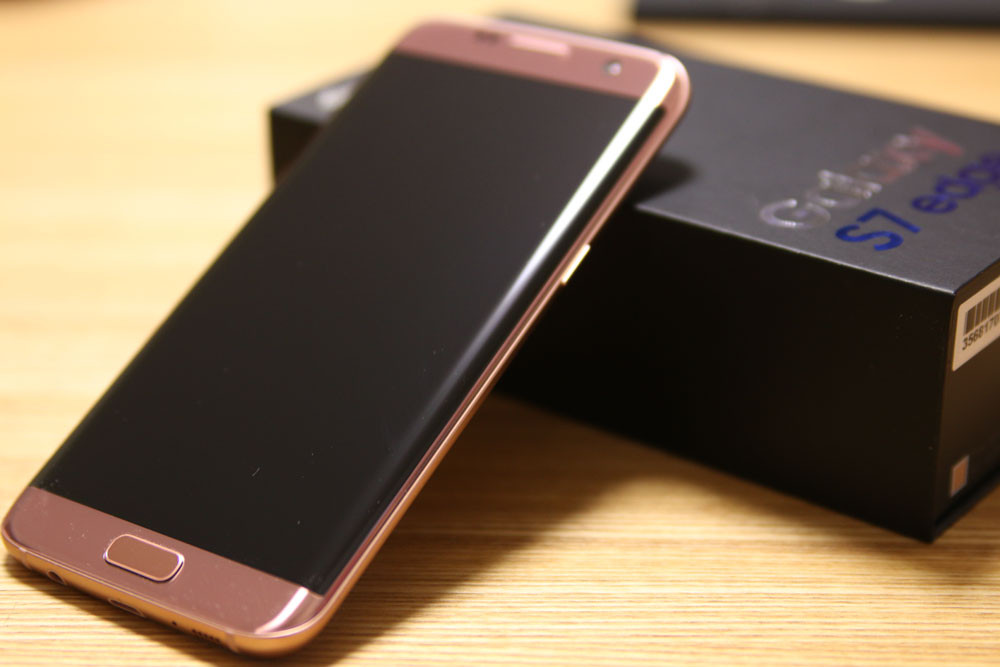注目の新色ピンクゴールドはどう Nttドコモのハイスペックスマホ Galaxy S7 Edge Sc 02h を購入 開封して外観や同梱品をチェック レビュー S Max