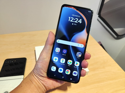 20250930_motorola_razr60_04_1200