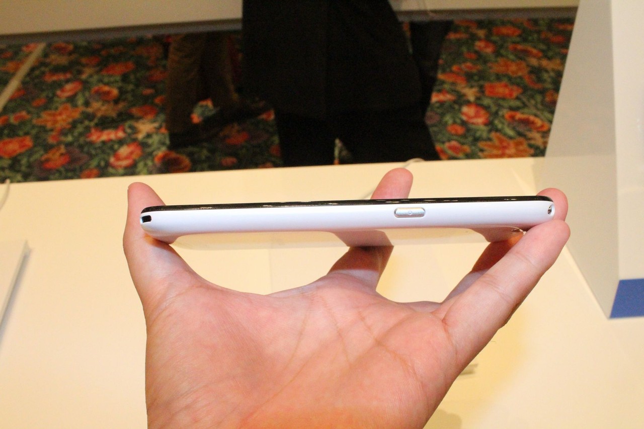 バッテリー長持ちはいいけどボタン位置の変更で使い難くなった Igzo液晶搭載シャープ製スマートフォン Aquos Phone Zeta Sh 01f を写真と動画でチェック レポート S Max