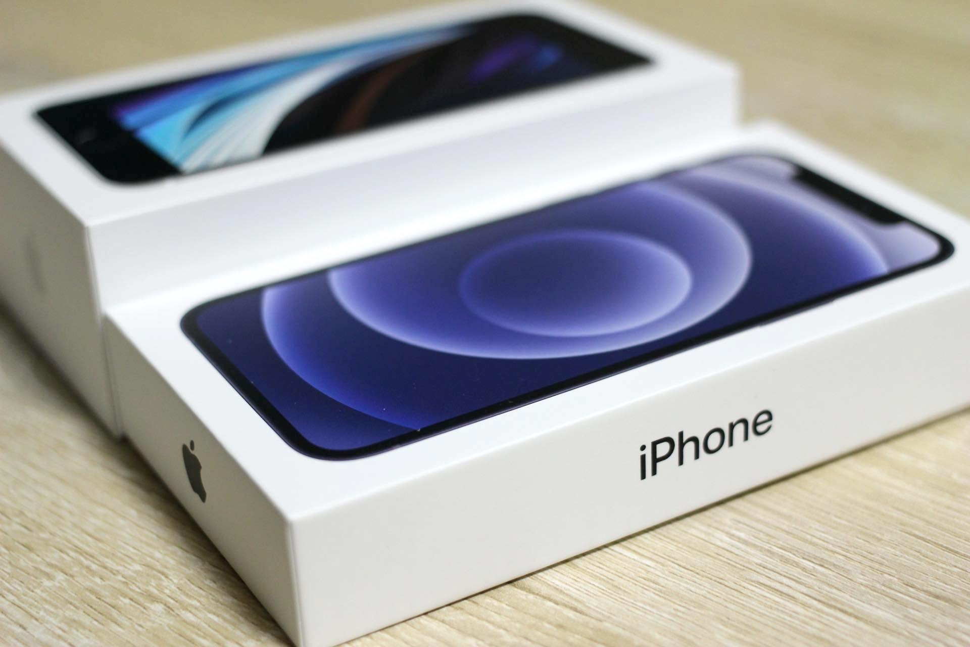 Appleの新スマホ Iphone 12 を開封して外観やパッケージを写真で紹介 既存の5 8インチや6 1インチのiphoneとサイズも比較 レビュー S Max Appleの新スマホ Iphone 12 を開封して外観やパッケージを写真で紹介 既存の5 8インチや6 1インチのiphoneとサイズも比較 レビュー S Max