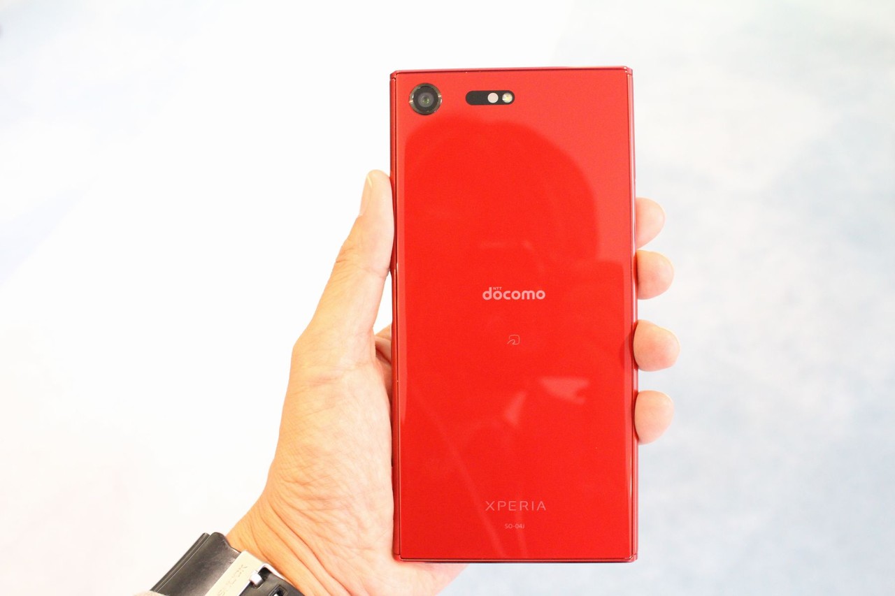 鮮やかな 赤 がまぶしい 大人気のnttドコモ向けプレミアムスマホ Xperia Xz Premium So 04j の新色 Rosso を写真と動画で紹介 レポート S Max