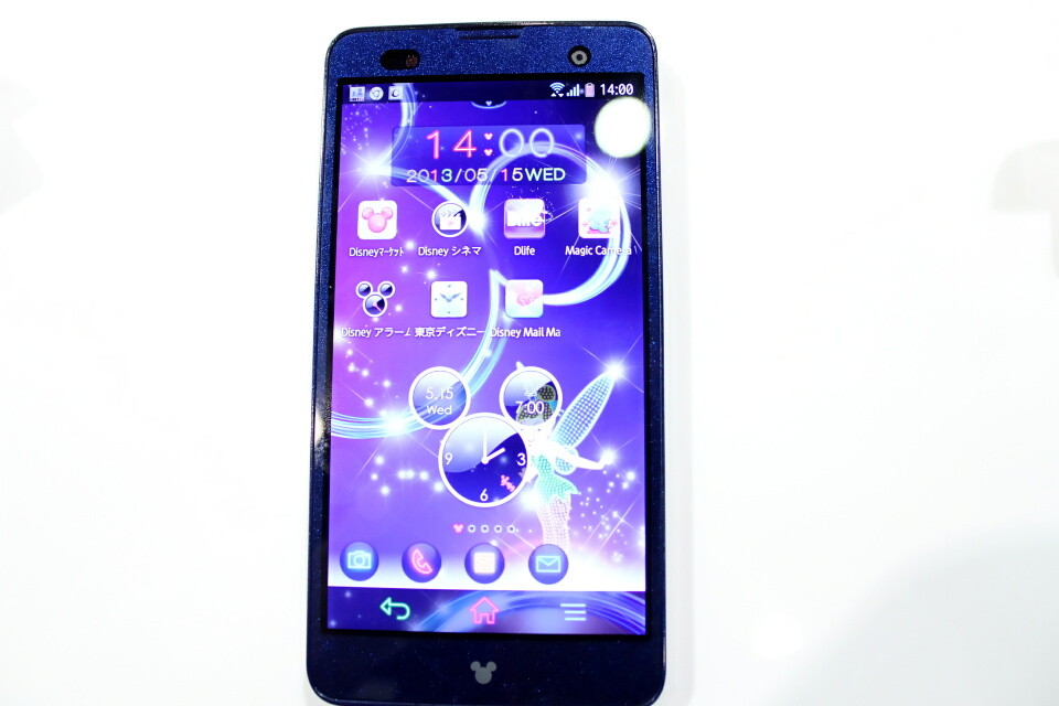 ミッキーとミニーのスマホピアスや きらめくイルミネーションなどカワイイをぎゅっ と詰め込んだディズニースマホ Disney Mobile On Docomo F 07e を写真と動画でチェック レポート S Max