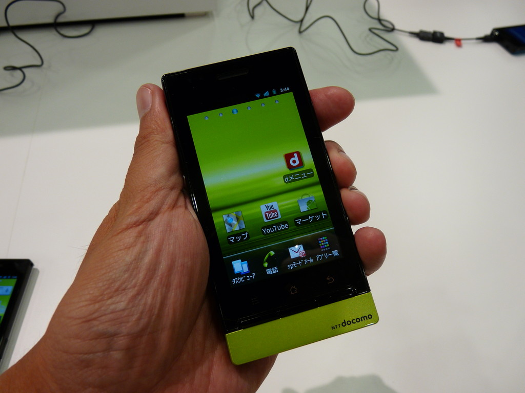 コンパクトでカラフルなスマホ誕生 ドコモスマートフォン P 01d を写真と動画でチェック レポート S Max