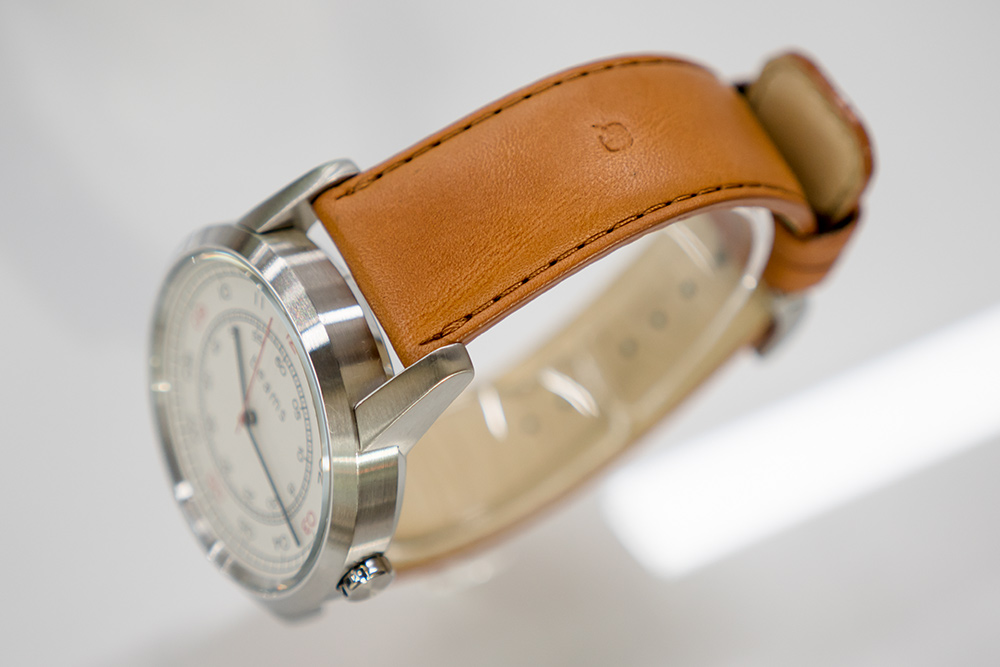 ソニーの腕時計のバンドを交換するだけで電子マネー機能を追加できる腕時計用レザーバンド Wena Wrist Leather を写真と動画で紹介 レポート S Max