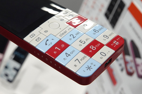 KDDI、au向けタフネススマホ「TORQUE G03」とストレートケータイ