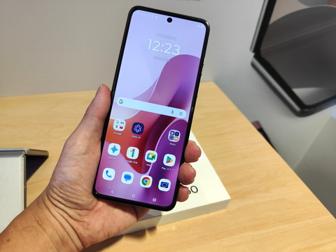 20250930_motorola_razr60_06_1200