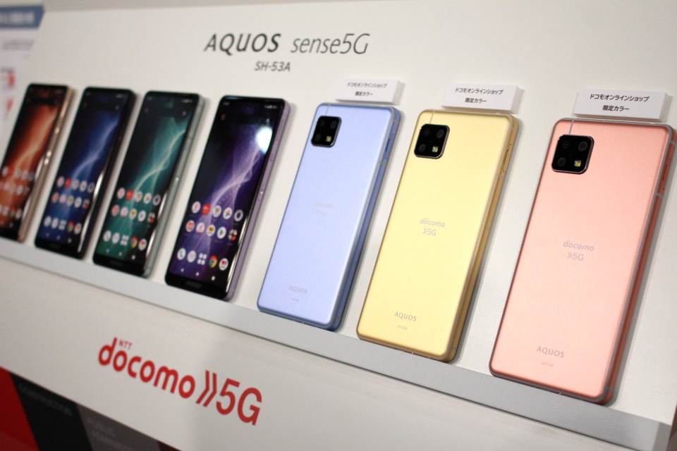 NTTドコモの5G対応スタンダードスマホ「AQUOS sense5G SH-53A」を写真