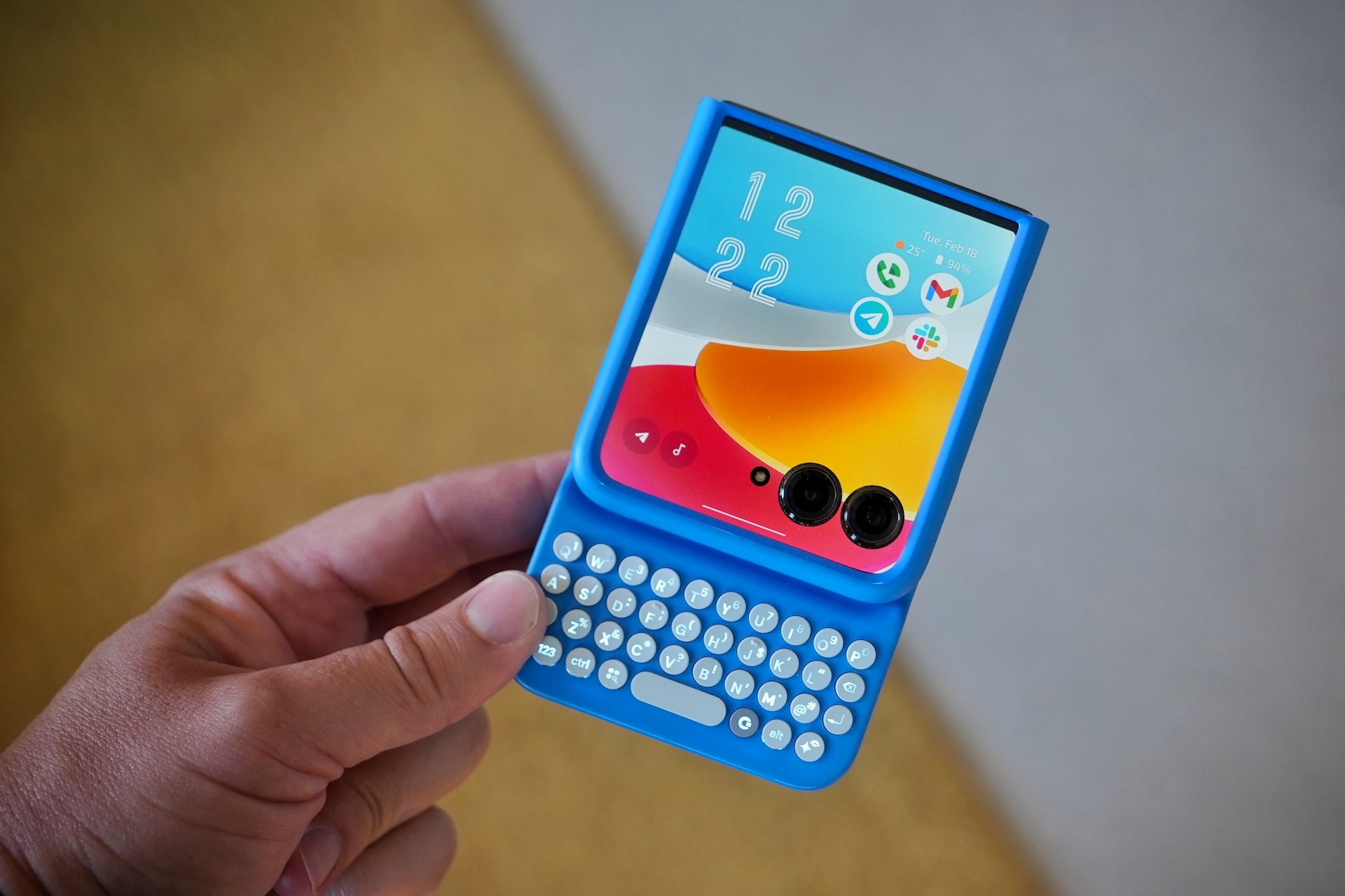 QWERTY配列の物理フルキーボード一体型ケース「Clicks Keyboard」の