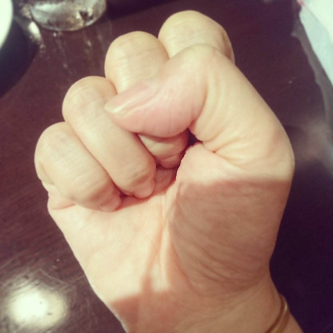 握り拳