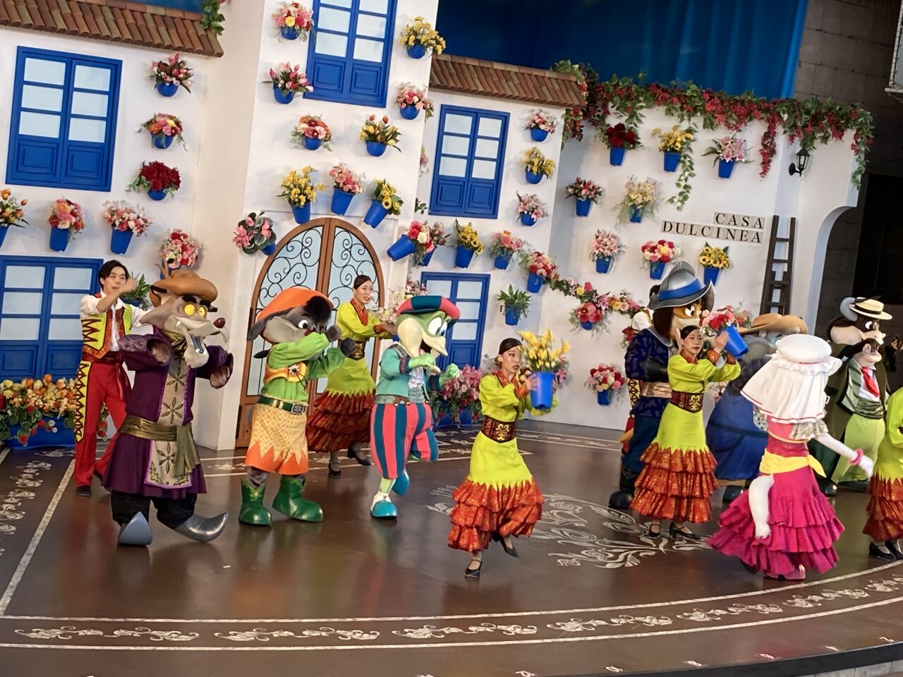 志摩スペイン村に行ってきた 11 ーキャラクターよりも人が目立つミュージカルー 半笑いの日々