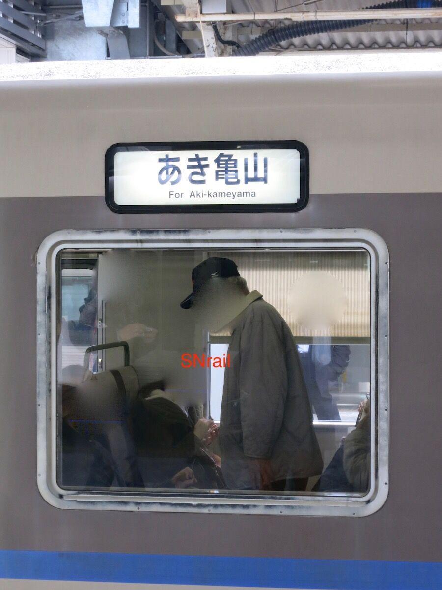 鉄道車両の窓ガラス 東上線でシカをひいて、石が飛んできて窓ガラス割れた ケガ人も数人