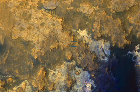 pia19392-main_hirise-msl-artistsdrive_box