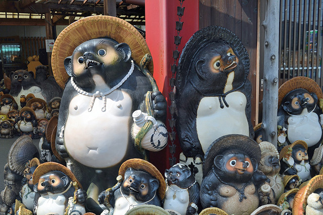 tanuki-statues