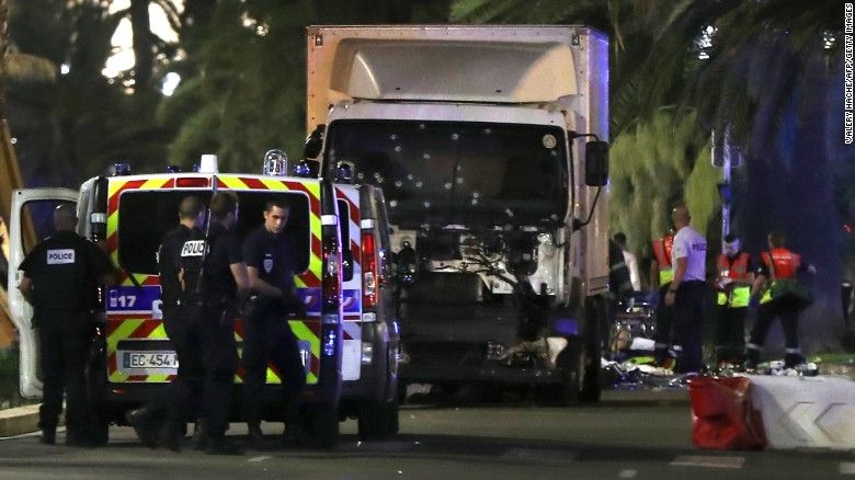 フランスで花火現物客にトラックが突っ込む 80人以上が死亡 テロ事件か 海外の反応 ふろぺじ 海外の反応 フランスで花火現物客にトラックが突っ込む 80人以上が死亡 テロ事件か 海外の反応 ふろぺじ 海外の反応