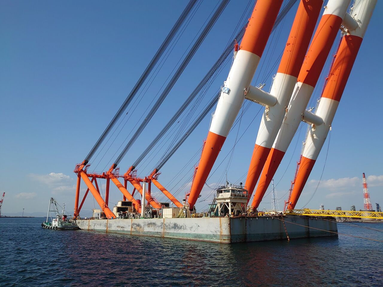 巨大クレーンは非自航ジブ俯仰式起重機船だった すぬうじいの赤面絵日記２