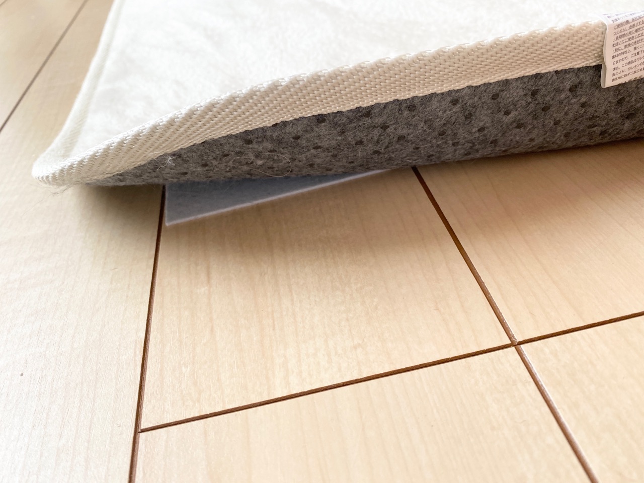 セリア 吸着タイプのすべり止めシート ラグカーペットのズレ対策 Elie S House Diy100均リメイカーエリィの暮らし レシピブログ Powered By ライブドアブログ