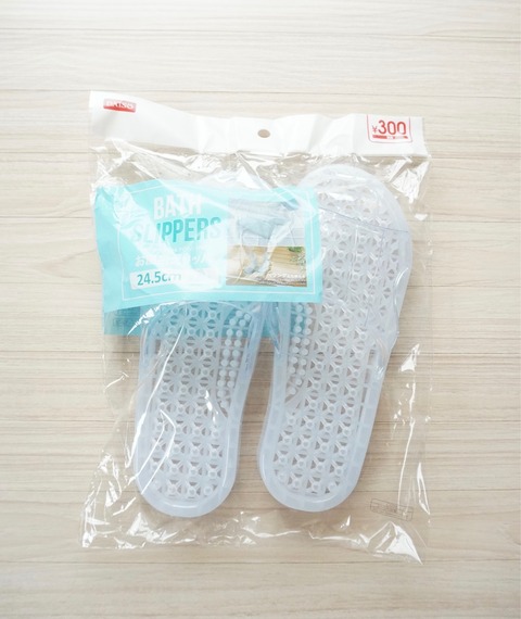 ダイソー 掛け収納もできた 水抜きバススリッパ ベランダにも Elie S House Diy100均リメイカーエリィの暮らし レシピブログ Powered By ライブドアブログ