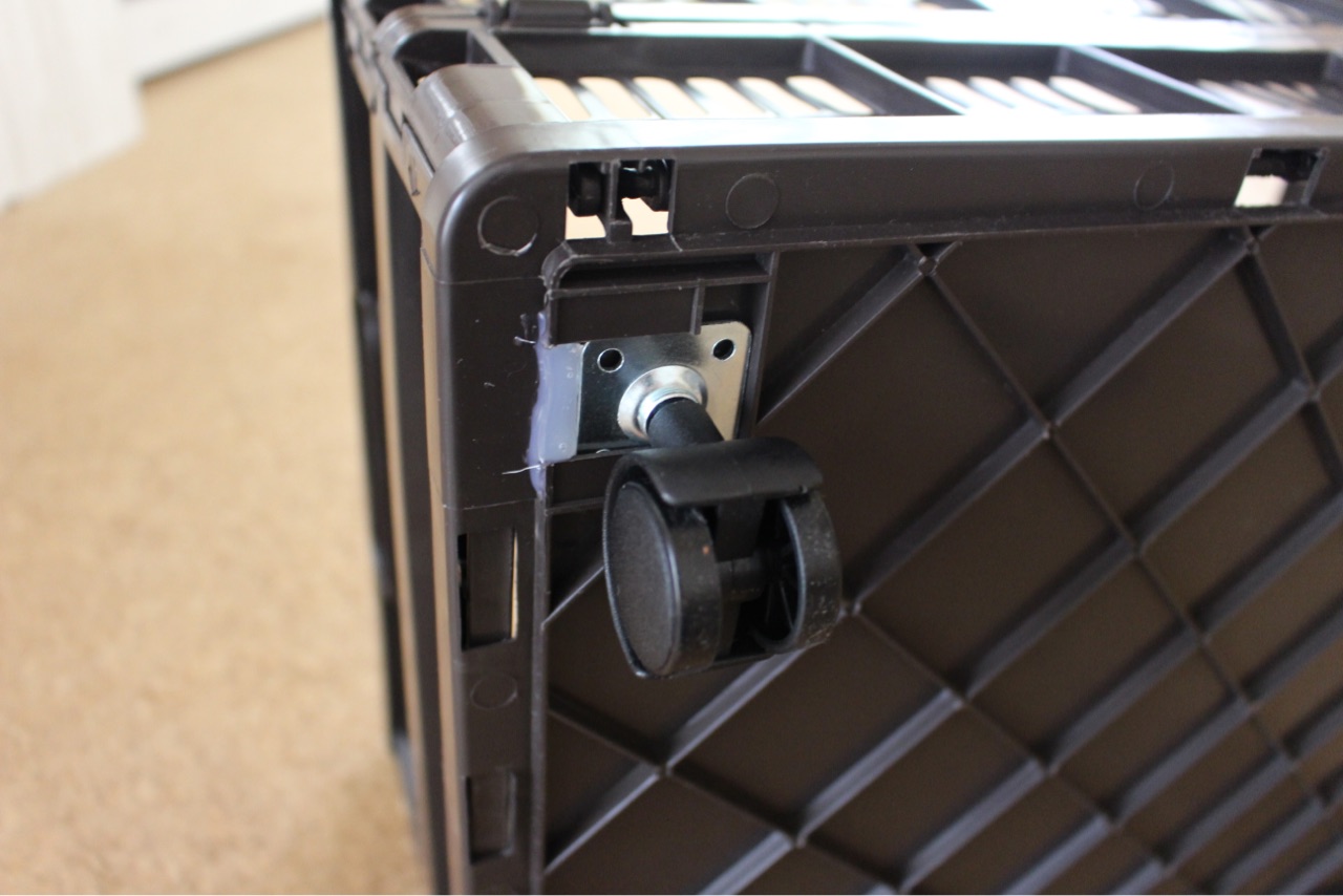 ５分で簡単 ダイソーのお折り畳みコンテナにキャスター Elie S House Diy100均リメイカーエリィの暮らし レシピブログ Powered By ライブドアブログ