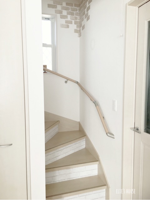 階段に白レンガのリメイクシート Elie S House Diy100均リメイカーエリィの暮らし レシピブログ Powered By ライブドアブログ