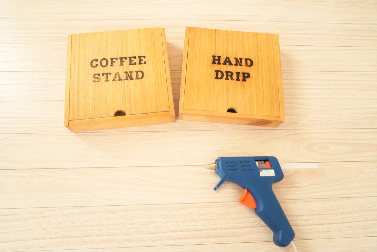 セリア 2ステップで作れる カフェ風壁掛け収納 コーヒーフィルターケース Elie S House Diy100均リメイカーエリィの暮らし レシピブログ Powered By ライブドアブログ