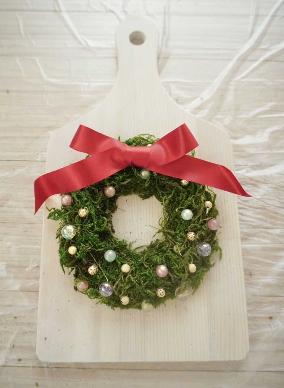 クラシカルな雰囲気のミニリースがついたカッティングボードアレンジ 手作りできる！簡単クリスマスリースの作り方とおすすめのおしゃれな