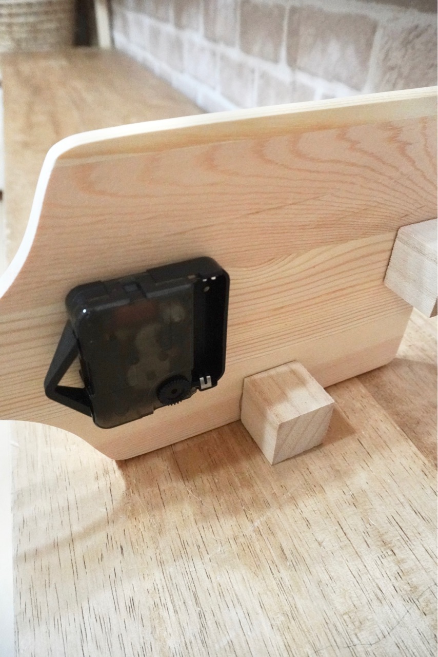 100均 カッティングボードと時計キットで黒板時計パターン２ Elie S House Diy100均リメイカーエリィの暮らし レシピブログ Powered By ライブドアブログ