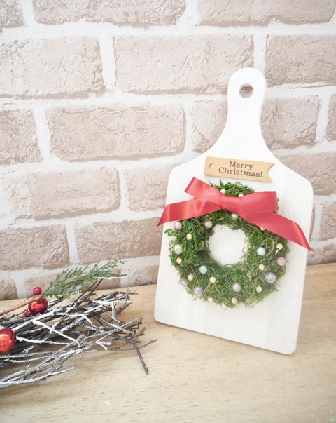 クラシカルな雰囲気のミニリースがついたカッティングボードアレンジ 手作りできる！簡単クリスマスリースの作り方とおすすめのおしゃれな