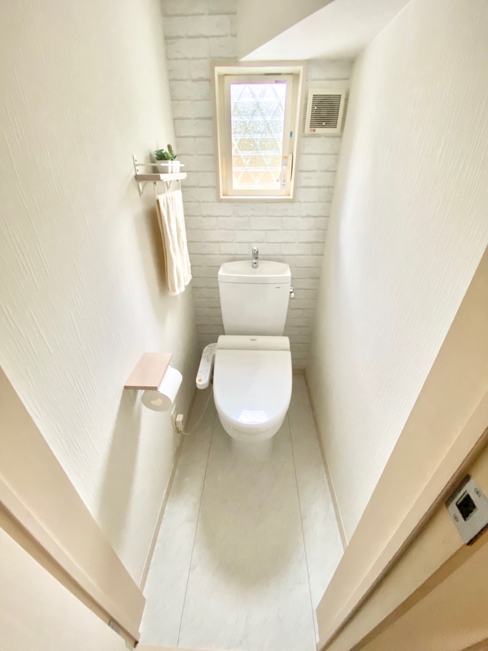 トイレの床 リメイクシートのキットで大掃除後に簡単チェンジ Elie S House Diy100均リメイカーエリィの暮らし レシピブログ Powered By ライブドアブログ