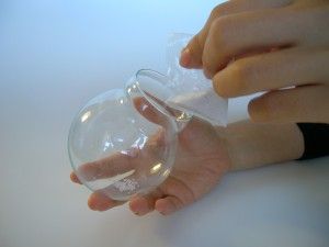 ガラス球に粉を入れます。 ガラス球に粉を入れます。ホワイトパウダーは古いなどで粒の大きさをそろえるときれいに舞います。
